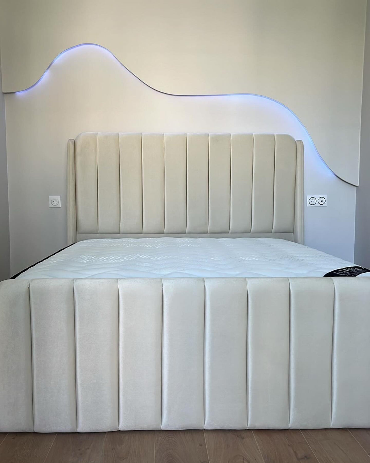 Lit Coffre TV Intégré ICONTY BLANC CASSÉ - Chenille